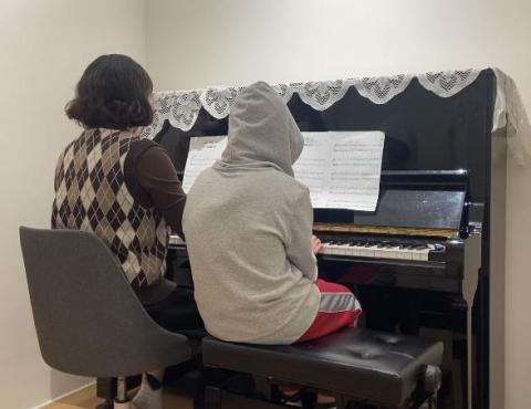 藍藍老師 - 與學生四手聯彈練習