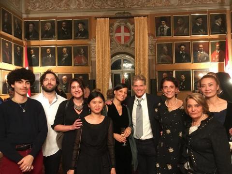 蔡老師 - 於義大利羅馬，與老師、同學們參加大使館文化交流活動