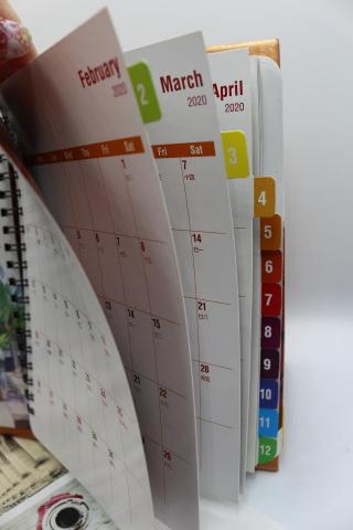 益盛多媒體印刷 - 燙金三角桌曆印刷(尺寸不限、紙張不限、後加工不限) 皆可討論規劃