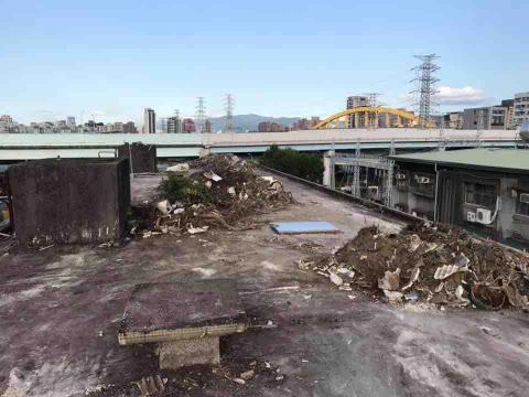 林家環保工程行 - 忠孝東路屋頂打除中