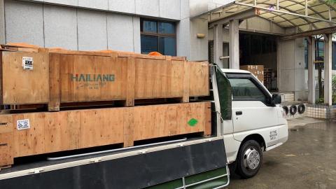 強棋達 - 框式斗車，大型貨物可堆高機側邊上