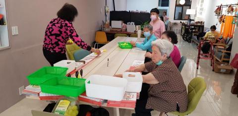 「魅筆藝創」Michael郭教練&Abby陳教練 - 藉由桌球律動訓練 長輩的專注力 以及手部肌肉的活絡 「魅筆藝創」Michael郭教練&Abby陳教練 - 藉由桌球律動訓練 長輩的專注力 以及手部肌肉的活絡