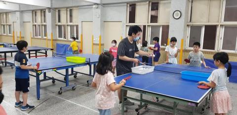 「魅筆藝創」Michael郭教練&Abby陳教練 - 學童團體課練習控球協調平衡 「魅筆藝創」Michael郭教練&Abby陳教練 - 學童團體課練習控球協調平衡