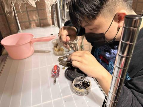 瓦斯器具 衛浴設備 安裝 維修 批發 救火兄弟 - 熱水器水盤內部橡皮更新 瓦斯器具 衛浴設備 安裝 維修 批發 救火兄弟 - 熱水器水盤內部橡皮更新