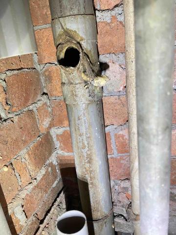 汪茗水電有限公司 - 管道間排水修補施工前