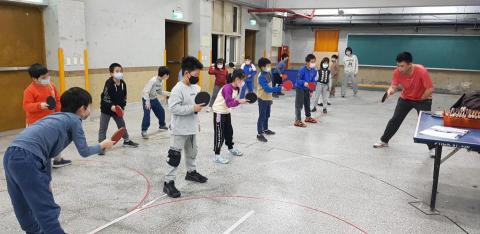 「魅筆藝創」Michael郭教練&Abby陳教練 - 學童學習正確的三角重心定位 「魅筆藝創」Michael郭教練&Abby陳教練 - 學童學習正確的三角重心定位