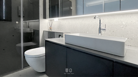 留白設計室內裝修有限公司 - ．Project 000
_在小自宅中釋放更多可能性
從原本的三房兩廳的小房格局轉換為一大房一多功能室，以中島為核心，同為餐廳及工作桌，串聯客廳及多功能房，將原有的走道空間釋放，用透明玻璃區分使用區域，亦可作為白板使用，並放大空間視覺效果，更符合個人工作室需求，讓空間不再被明確定義。
整體利用極簡及低彩度的材質來營造室內質感，提升生活溫度，並提供一個留白、讓居住者用自己的方式填滿生活的空間。