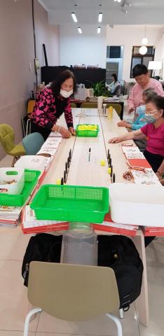 「魅筆藝創」Michael郭教練&Abby陳教練 - 桌球的跳躍滾動,有助於長者眼睛與手部末梢神經靈活協調。 「魅筆藝創」Michael郭教練&Abby陳教練 - 桌球的跳躍滾動,有助於長者眼睛與手部末梢神經靈活協調。