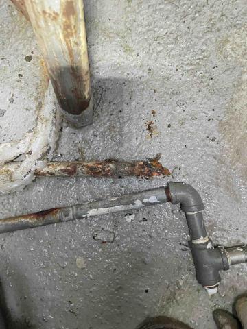 汪茗水電有限公司 -  熱水管漏水施工前