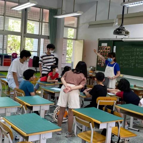 陳妍蓁 - 苓洲國小服務隊教學片段