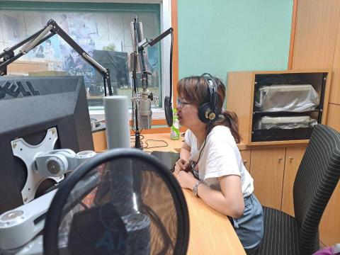 陳妍蓁 - 在高雄廣播電臺擔任實習主持人