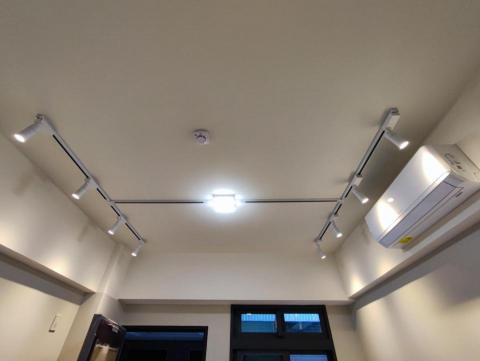 AURA HOME REPAIR STUDIO - 無木作天花板H型軌道燈搭配冰塊燈 AURA HOME REPAIR STUDIO - 無木作天花板H型軌道燈搭配冰塊燈