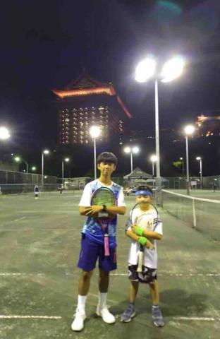 小鄭網球 - 19歲時開始在圓山聯誼會擔任教練