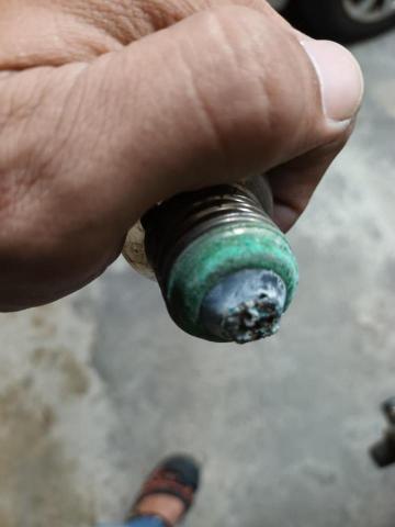 晉揚宅修 - 老舊燈具，還好有換線維修到，沒發生火災。