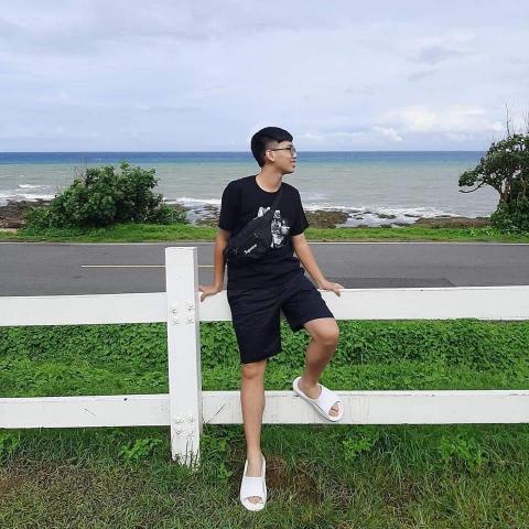 提供高雄衝浪教學服務的專家陳駿杰