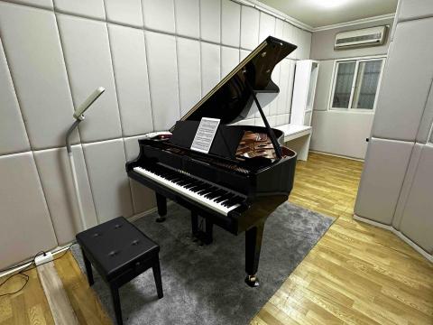 無 - 琴房使用全新Yamaha CX3平台演奏琴，隔音牆、地毯、桌椅和書櫃皆為全新