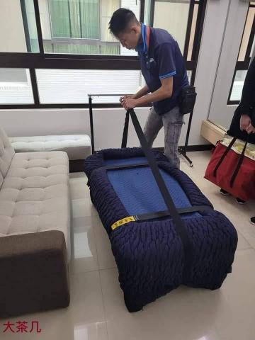 先進精緻搬家公司 - 各項傢俱用不同尺寸的伸縮套做防護-大茶几 先進精緻搬家公司 - 各項傢俱用不同尺寸的伸縮套做防護-大茶几