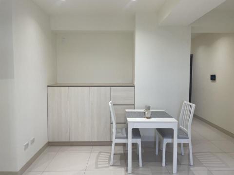 十弎設計工作室 - 因為人數只有兩人,選擇這種可以伸縮的餐桌來參考,後面櫃體因為有在使用一些3C用品, 所以在檯面上也有拉插座,可以直接放著就不用額外再收納起來了~