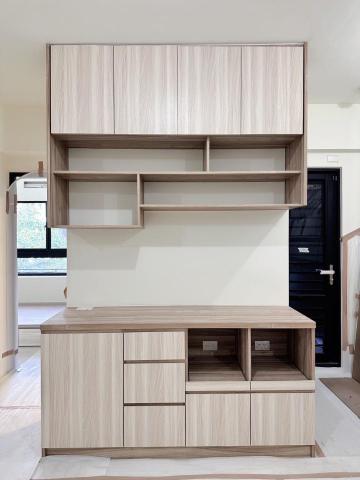 十弎設計工作室 - 3M高電器櫃,設兩抽拉盤內裝開關特殊插座,檯面也有設置一個特殊開關插座喔~ 簍空的架子是屋主的創意, 希望可以擺設漂亮的杯子盤子去裝飾的空間