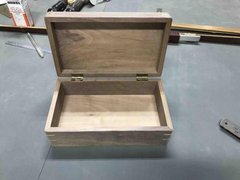 林郁怡 - 胡桃木珠寶盒
