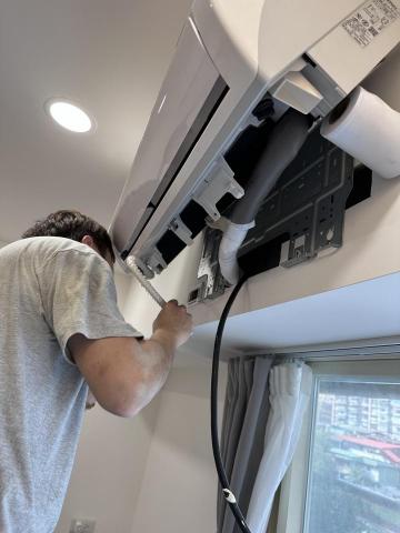 吳裔溱 - 專業的創新團隊，25歲小老板親自創新冷氣空調產業。
1.冷氣安裝
2.冷氣清洗
3.冷氣維修保養
4.冷氣回收
5.冷氣拆遷

皆可服務 請盡快聯繫我