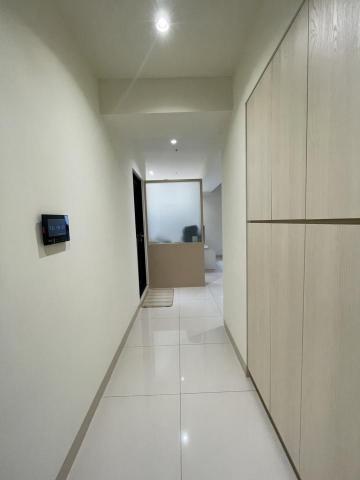 十弎設計工作室 - 因為前方正是廚房,業主不希望可以開門看到廚房,所以做了一個屏風來修飾,原定是希望是格柵,但因為覺得幫它改成玻璃透光會比較好, 下方又做成收納空間也不會浪費