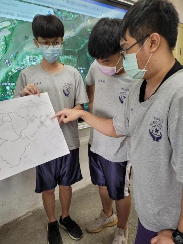 黃柏翔 - 高中時期的上課狀況，右邊的我在講解中