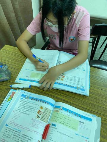 羅紜萱 - 升大學暑假在補習班當講師及輔導老師