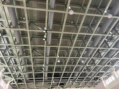 卓越冷凍空調工程有限公司 - 昌平國小新建體育館布風管安裝