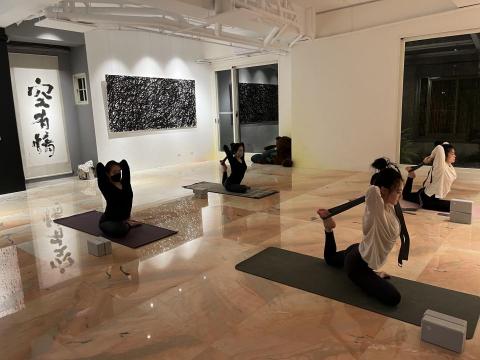 范小姐 - 小班制教學 正位 拉伸 核心 靜心，如同保養ㄧ般，照顧自己的身 心 