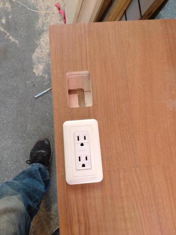 孟軒木藝工坊 - 內嵌式插座，完美藏線
適合沒有設計插座的書桌或工作桌
櫃子擋住牆上預留插座時也可以這樣解決喔