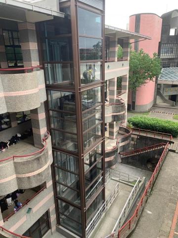 浩鉅汽車大樓隔熱紙 - 蘭陽女中，電梯全棟張貼高隔熱陶瓷膜