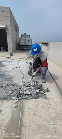 黃建中 - 局部地面敲除至結構體，後續施作防水層