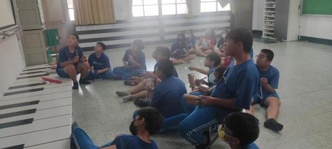 國小音樂美術老師/鋼琴歌唱個人教學 - 在學校做節奏音樂練習