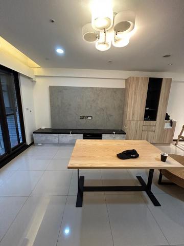 宋宥廷（印象藝術塗裝） - 三房一廳（電視牆仿清水模-完成）