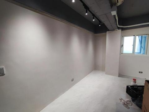 AURA HOME REPAIR STUDIO - 工業風軌道燈投射奶茶色背景牆 AURA HOME REPAIR STUDIO - 工業風軌道燈投射奶茶色背景牆