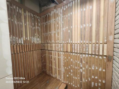 御俐工程 - 格柵影藏門，未上漆。