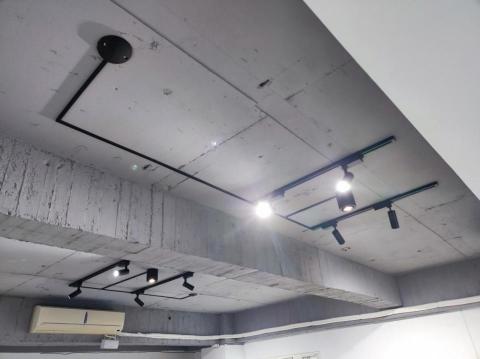 AURA HOME REPAIR STUDIO - 拆除舊燈管,安裝工業風配置遙控軌道燈 AURA HOME REPAIR STUDIO - 拆除舊燈管,安裝工業風配置遙控軌道燈