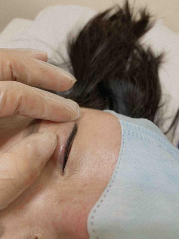 巧遇幸福半永久翲霧眉眼唇妝容 - 紋隱形眼線-圖為拉了一點小尾巴的眼線