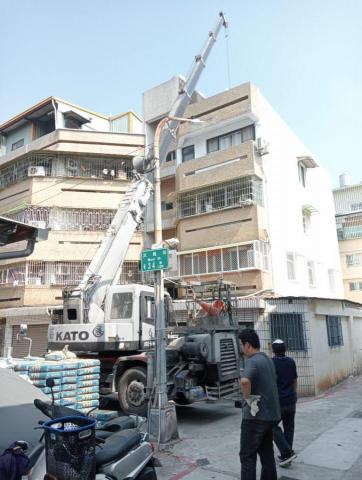 鴻升工程 - 武義路公寓樓頂廢棄物吊掛 鴻升工程 - 武義路公寓樓頂廢棄物吊掛