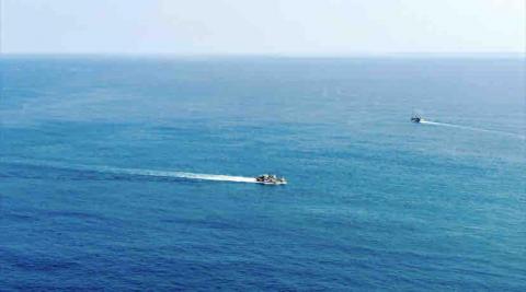 夏竑棛 - 漁船跟隨