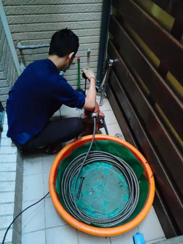 萬通工程行 - 陽台排水孔堵塞疏通