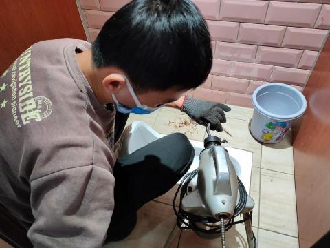 萬通工程行 - 蹲式馬桶堵塞疏通