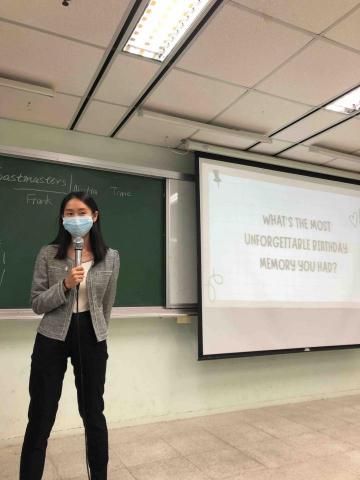 國立政治大學 - 現在是政大英語演講社的幹部，擁有好的英語表達力以及穩健的台風