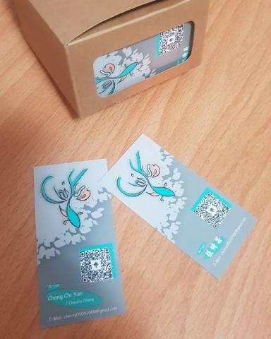 張綺芸 - 為自己設計的名片(整反雙面個中文和英文版)，局部上膜上面是我為自己設計的LOGO，魚的尾巴則是我的英文名字。