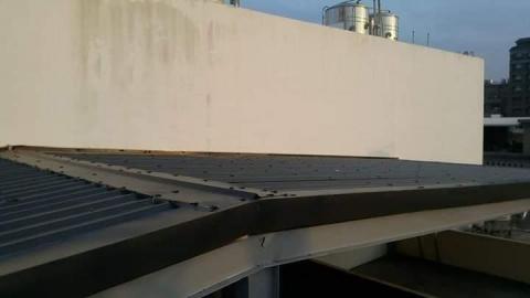 焌宏統編60749693 - 竹北案：屋頂加蓋鋼骨，雨遮考消光灰鋼板。