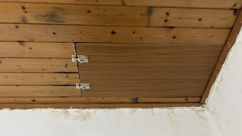 黃維誠 - 木紋板天花板維修孔