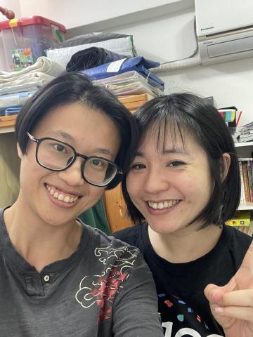 游沁苓 - 學生在上了兩堂英語會話之後，很開心的跟我說我現在可以很自然的跟外國人打招呼，並且自然的溝通了耶！以前我都不敢。我好開心喔！