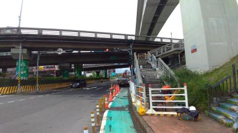 修福除舊 - 三重重新橋路橋拆除人工斷梁作業-1