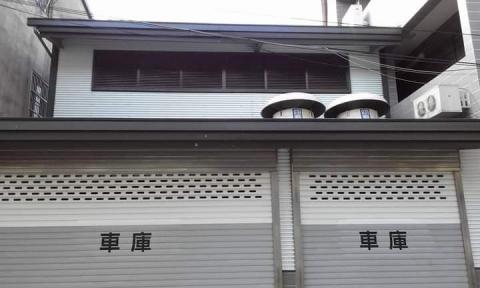 焌宏統編60749693 - 大溪案：一樓雨遮加蓋2樓，屋牆考白色企口鋼板，屋頂考消光灰鋼板。